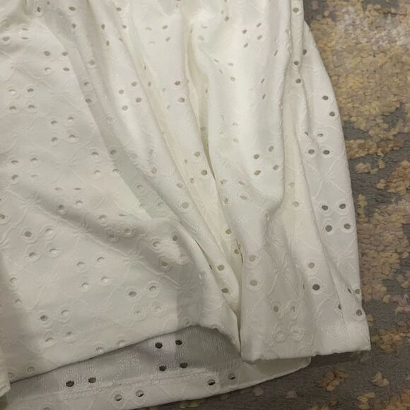 BCBGeneration Shorts Size m Smocked Eyelet Lace Loose White New - Picture 2 of 4